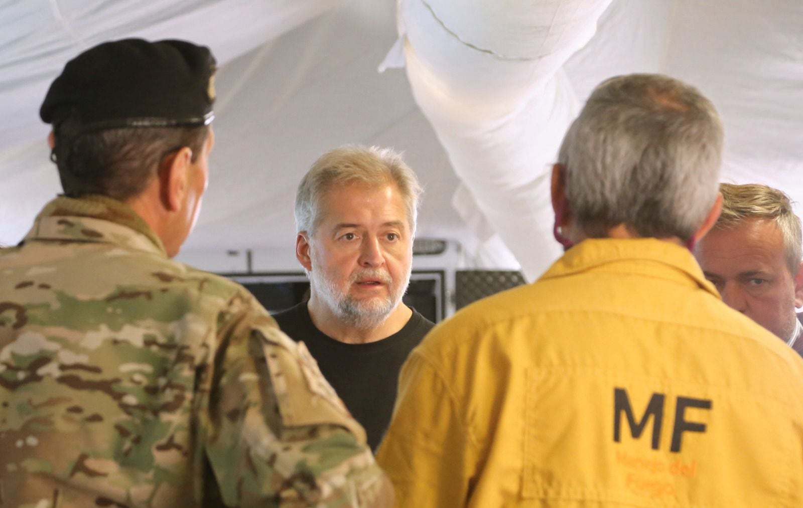 Roberto Mirabella con los bomberos que se encargan de apagar los fuegos en los humedales