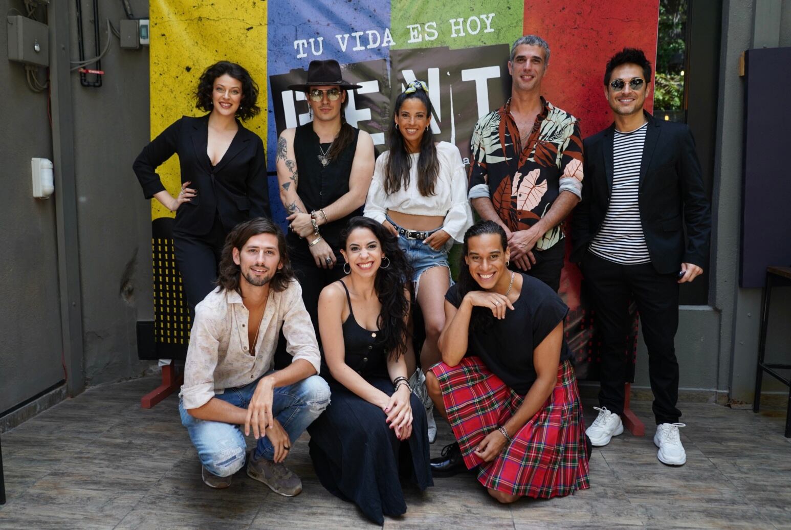 El elenco de Rent está conformado por:  Franco Friguglietti (Roger), Cande Molfese (Mimi), Federico Coates (Mark), Mariel Percossi (Maureen), Lula Rosenthal (Joanne), Pato Witis (Tom Collins), Manu Victoria (Angel), Pato Arellano (Benny).