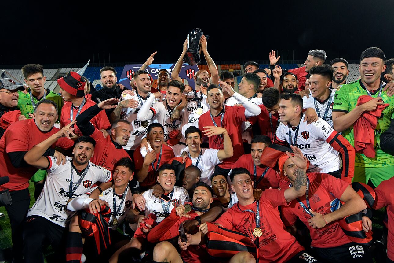 Club Altético Patronato se consagró campeón de la Copa Argentina y jugará la Copa Libertadores
El “Patrón” venció a Talleres de Córdoba y por primera vez disputará un torneo internacional, gracias al insólito gol de Thiago Banega.


Foto: Orlando Pelichotti