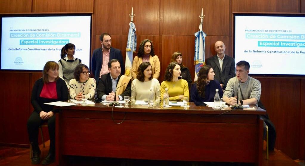 Legisladores nacionales y provinciales en la presentación de un proyecto de ley para crear una Comisión Bicameral en el Congreso de la Nación "para que avance en las investigaciones de los hechos de violencia institucional ocurridos a partir de la reforma parcial de la Constitución de Jujuy", explicó su autora, la diputada Leila Chaher.