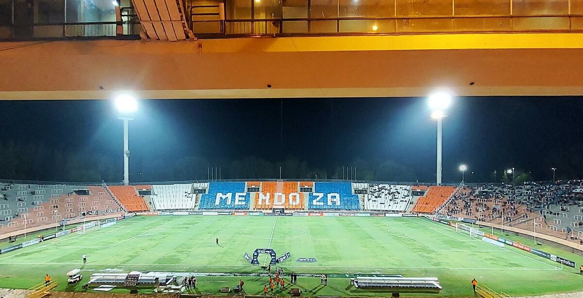 El estadio Malvinas Argentinas contará con césped nuevo y mejoras en el campo de juego