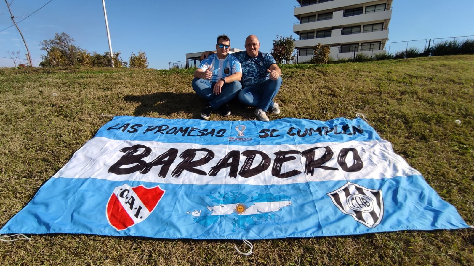 Lautaro junto a su padre con la bandera que llevarán a Qatar.