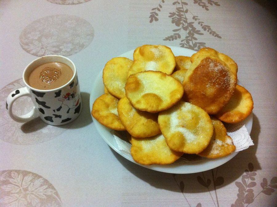 Regalaron tortas fritas y chocolatadas a vecinos afectados por el temporal en Comodoro.