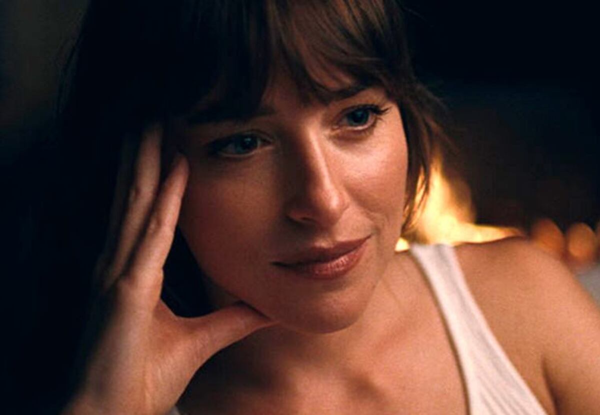 Dónde ver Amores compartidos, la película de Dakota Johnson que muestra el lado más incómodo de las relaciones
