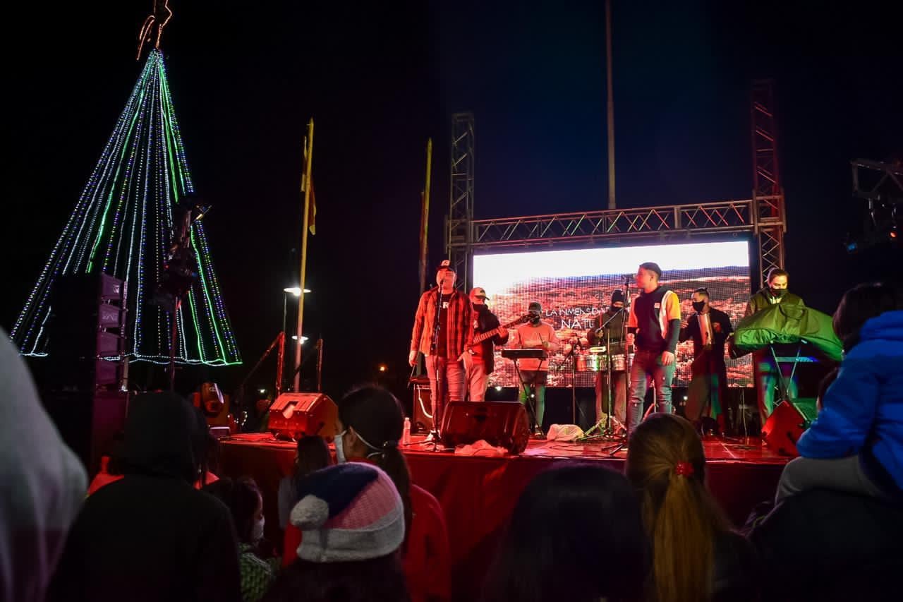 Vecinos de la comunidad disfrutaron del encendido del árbol de navidad