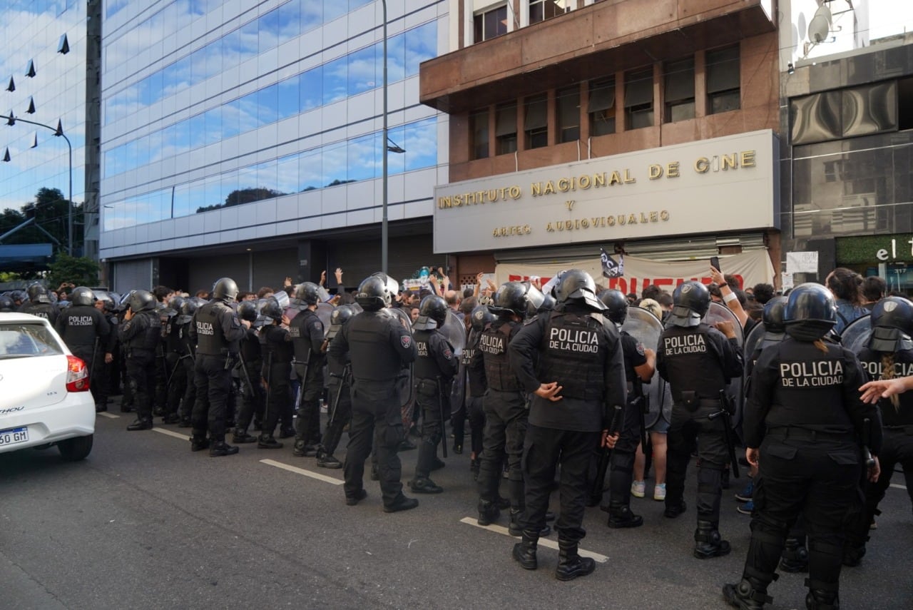 El cordón que planteó la Policía para evitar que los manifestantes avanzaran.