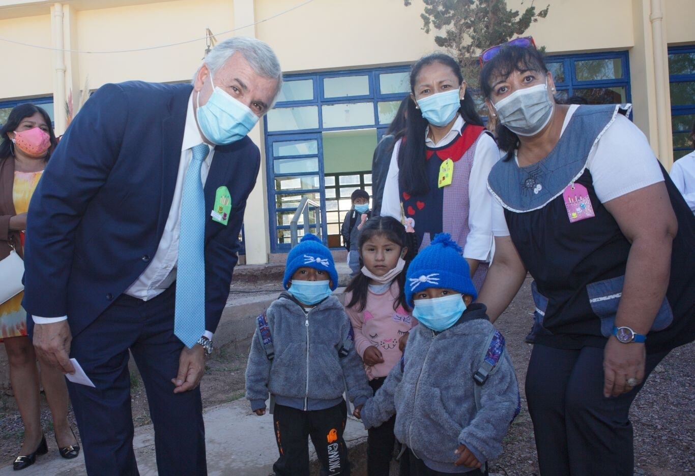 Alumnos y docentes saludaron al gobernador Morales tras el acto de apertura del ciclo lectivo 2022 realizado en la Escuela n° 31 "General Manuel Eduardo Arias" de Huacalera.