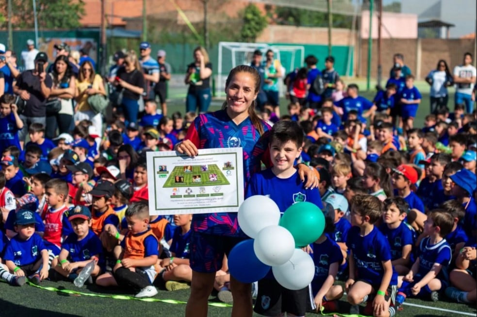 "La Torre" festejó sus 25 años con la visita de 3 estrellas del fútbol argentino y dos referentes del fútbol femenino local.