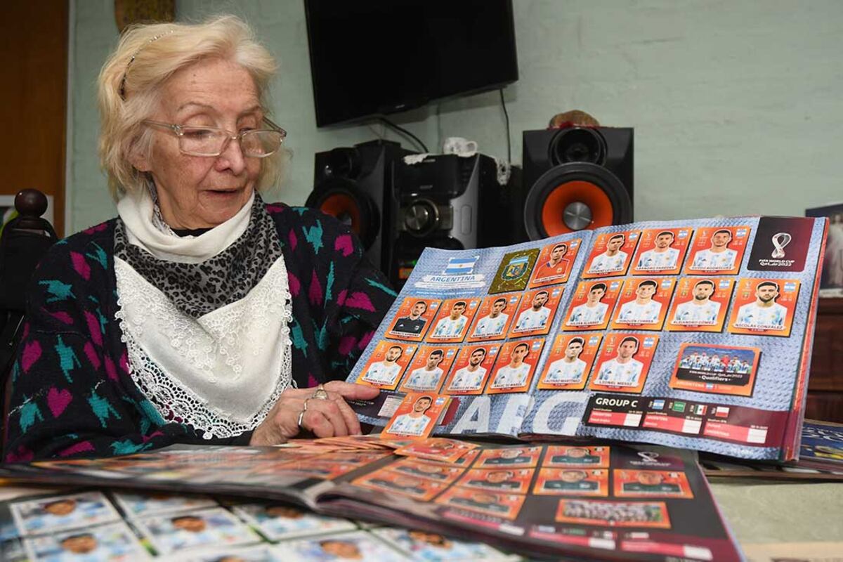Ana, la abuela mendocina que prefiere gastar su jubilación en figuritas del mundial