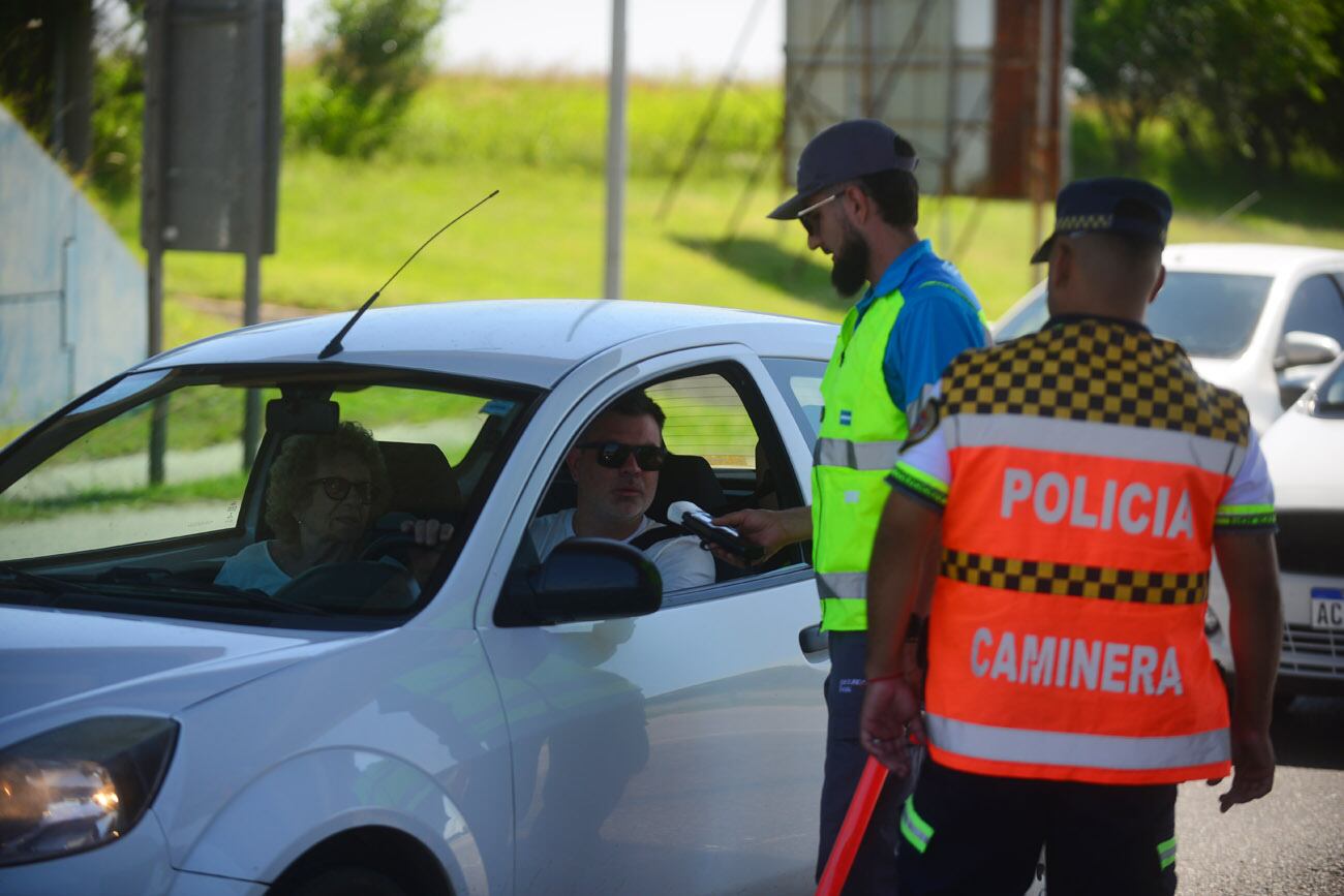 La Policía Caminera efectúa controles de alcoholemia y seguridad vial en la Autopista a Carlos Paz.  (Nicolás Bravo / La Voz)