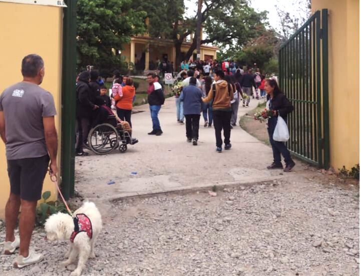 Los cementerios privados de la capital jujeña abrieron sus puertas a temprana hora este jueves y decenas de personas ya aguardaban para hacer su ingreso.