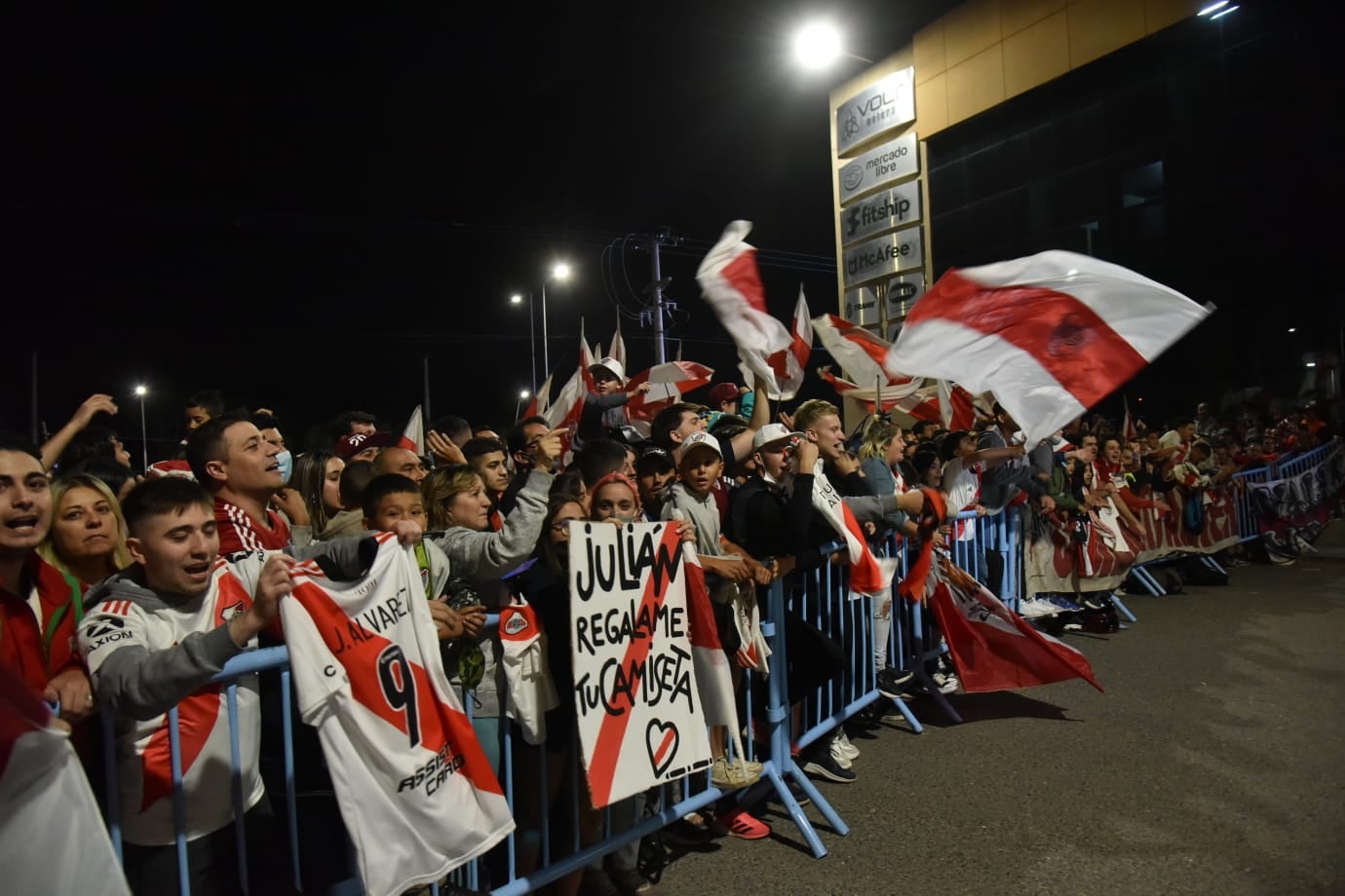 La hinchada de River esperando al plantel que este miércoles enfrentará a Talleres por la Copa de la liga Profesional en el estadio Mario Kempes. (Facundo Luque / La Voz)