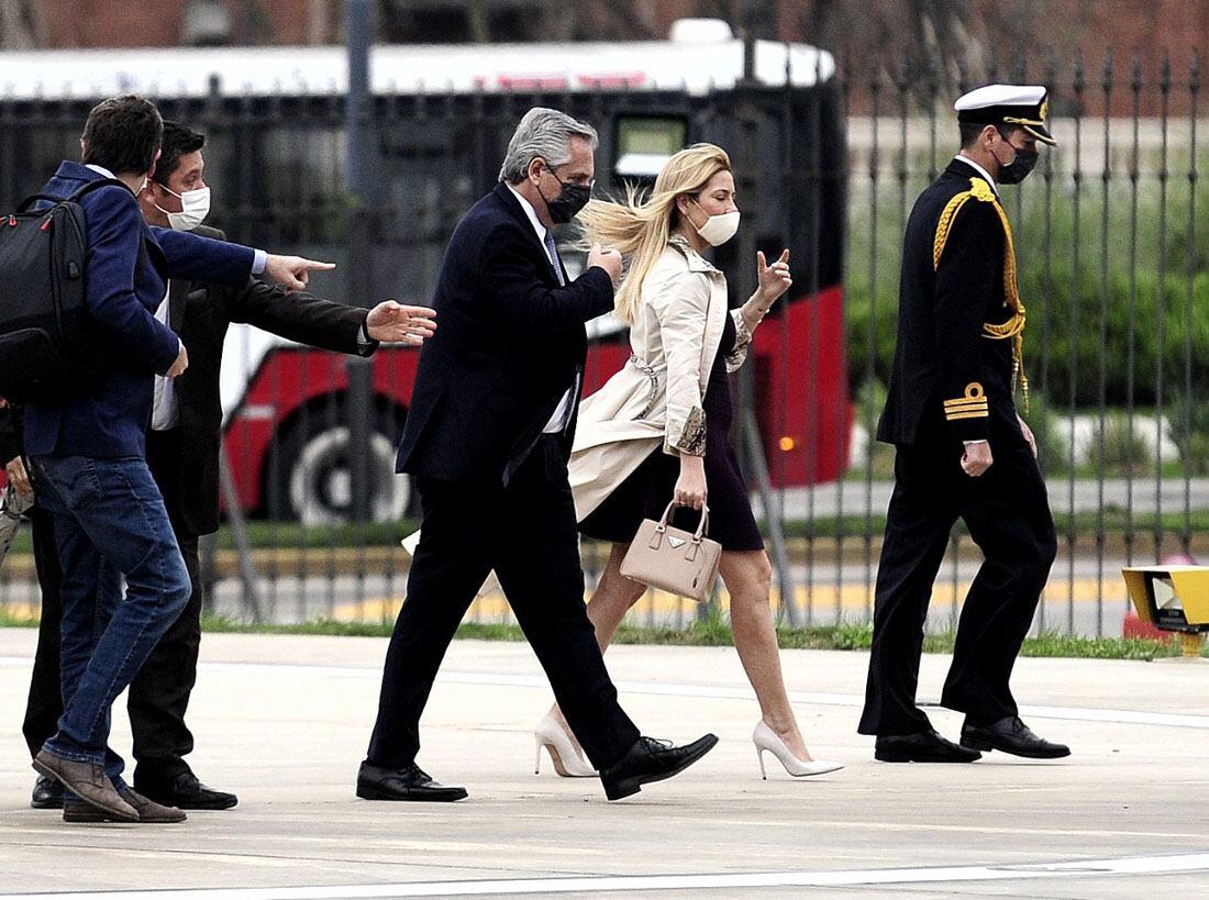 El presidente Alberto Fernandez llega a la casa rosada junto A Fabiola Yañez el dia despues de la derro ta en las PASO. (Federico Lopez Claro/La Voz)