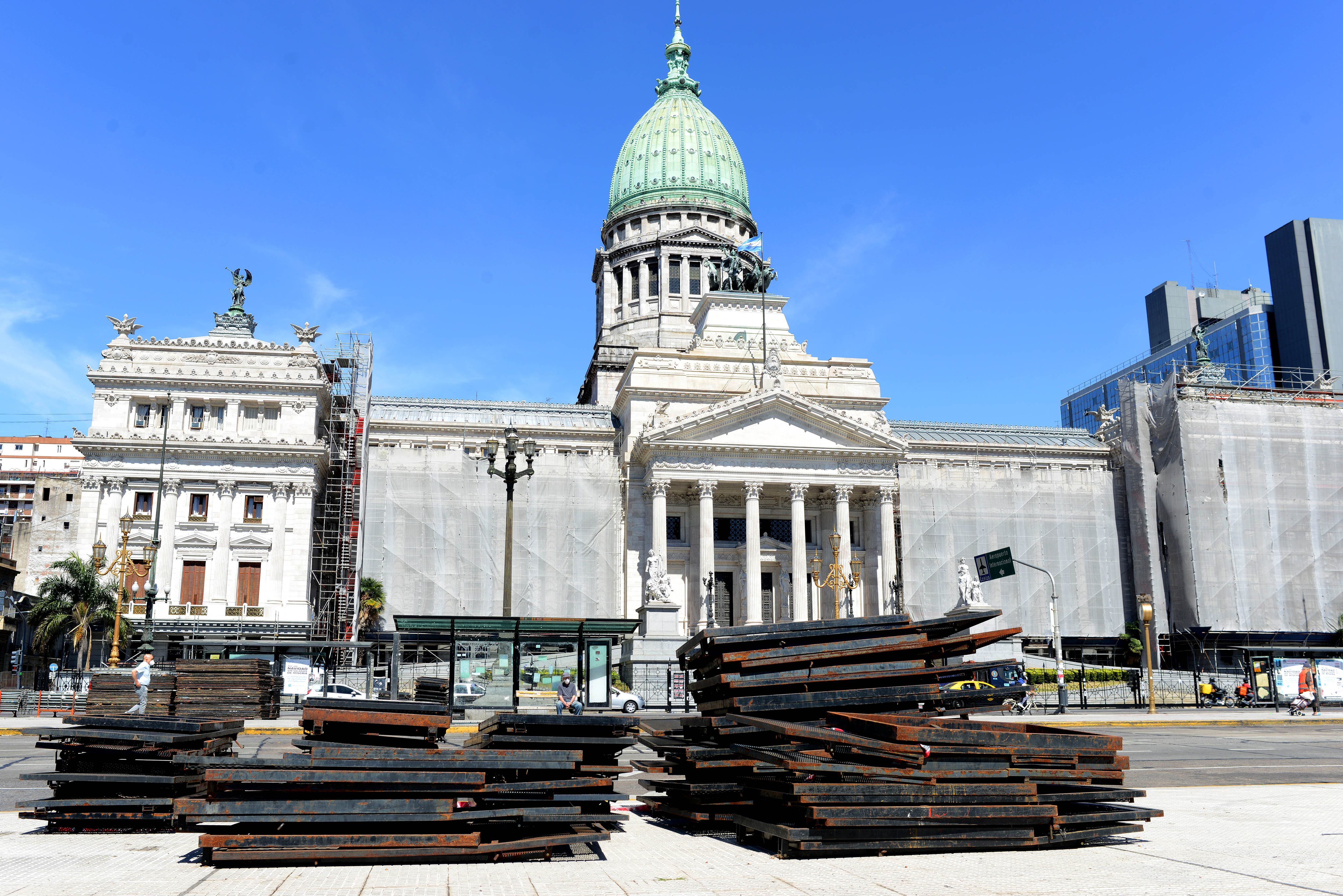 Un operativo de seguridad, que contempla la colocación de un vallado que separará la Plaza Congreso en dos, comenzó a ser desplegado en las últimas horas para ordenar las manifestaciones. (Télam)