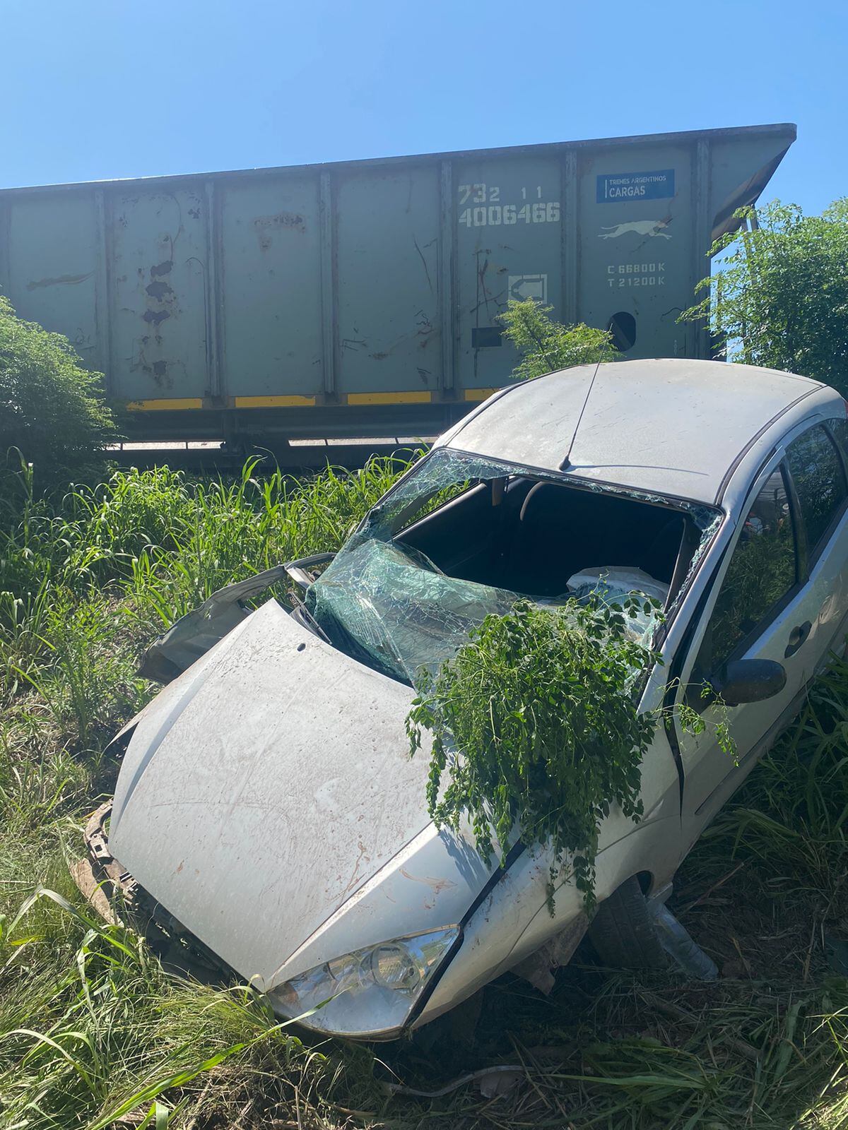 Córdoba: un auto sufrió graves destrozos tras chocar con un tren en la vía a Malvinas Argentinas. (Policía)