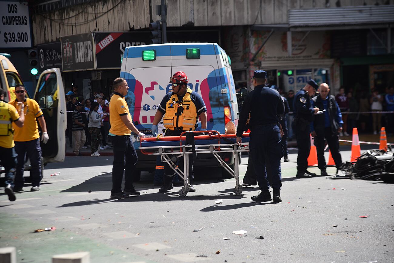 Terror en el centro de Córdoba por un auto que arrolló a peatones, motos y otros vehículo. (Pedro Castillo / La Voz)