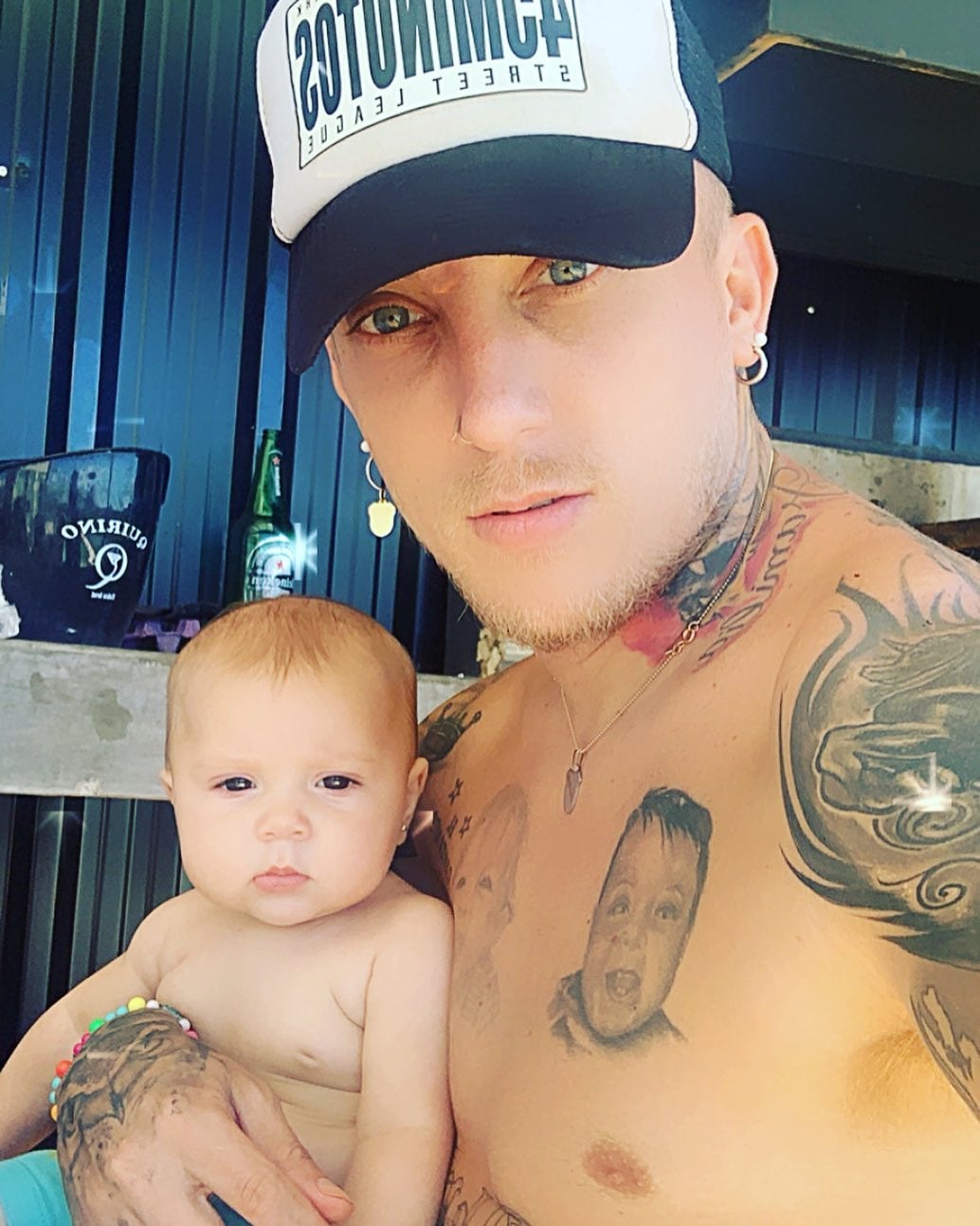 El Polaco, con su beba