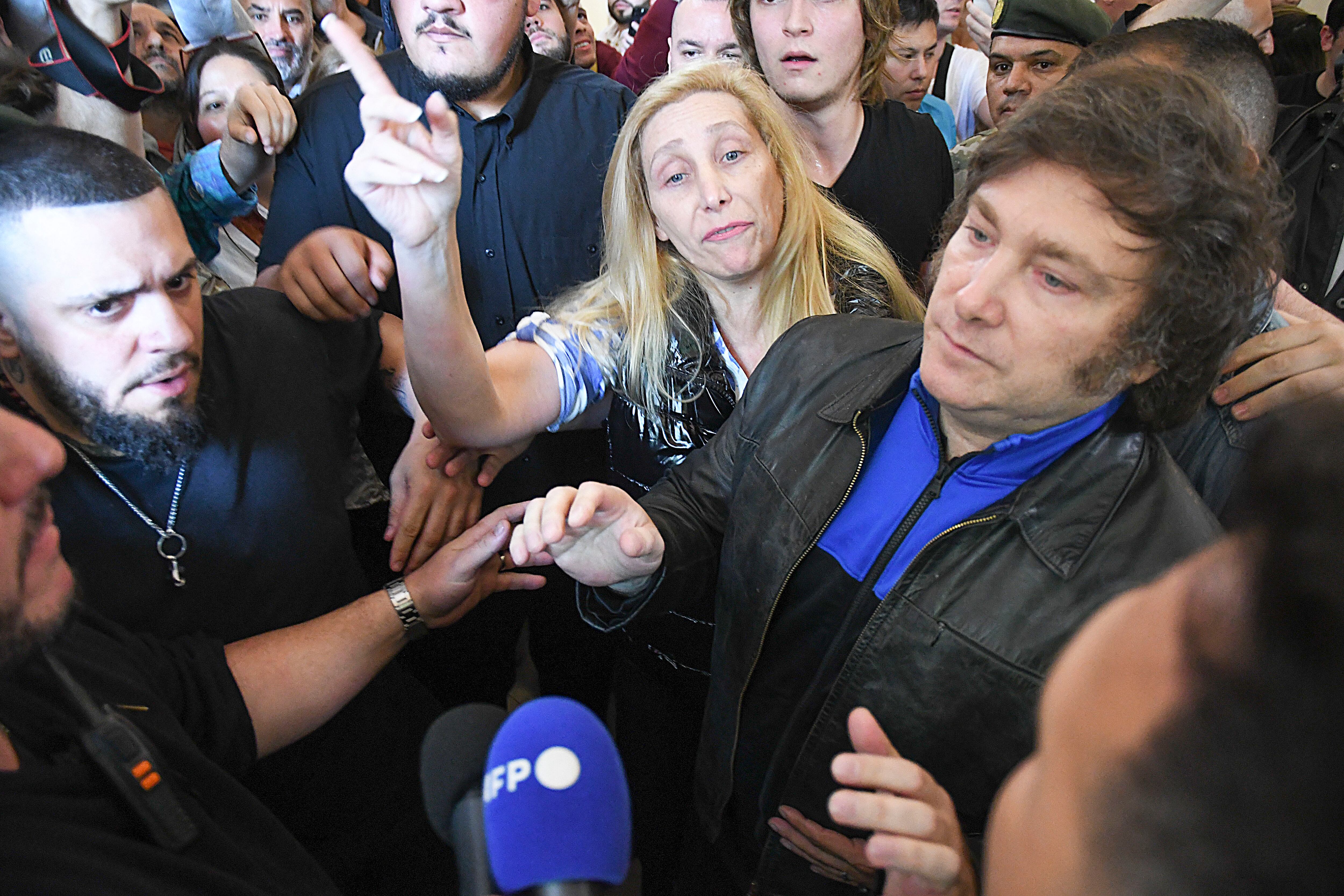 Almagro. El candidato presidencial de La Libertad Avanza (LLA), Javier Milei, votó este mediodía en Buenos Aires (Télam).