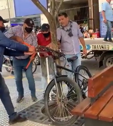 Le incautan la bicicleta a un repartidor tucumano mientras trabajaba.