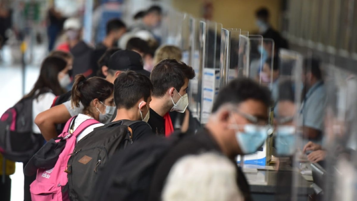 Pasajeros del avión que aterrizó de emergencia reprogramando su vuelo.