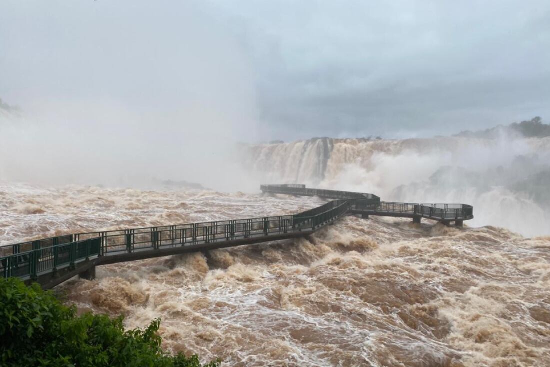 Parque Nacional Iguazú: restringen el ingreso por la crecida del Iguazú. (Foto / Twitter)