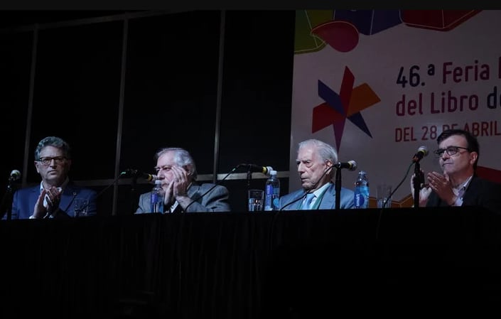 Ariel Granica, Alejandro Vaccaro, Mario Vargas Llosa y Javier Cercas en la firma del acuerdo entre la Cátedra Vargas Llosa y la Fundación El Libro