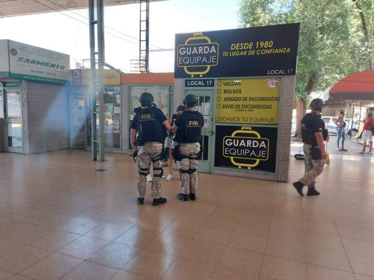 Controles "antinarcotráficos" en la Terminal de Ómnibus de Villa Carlos Paz.