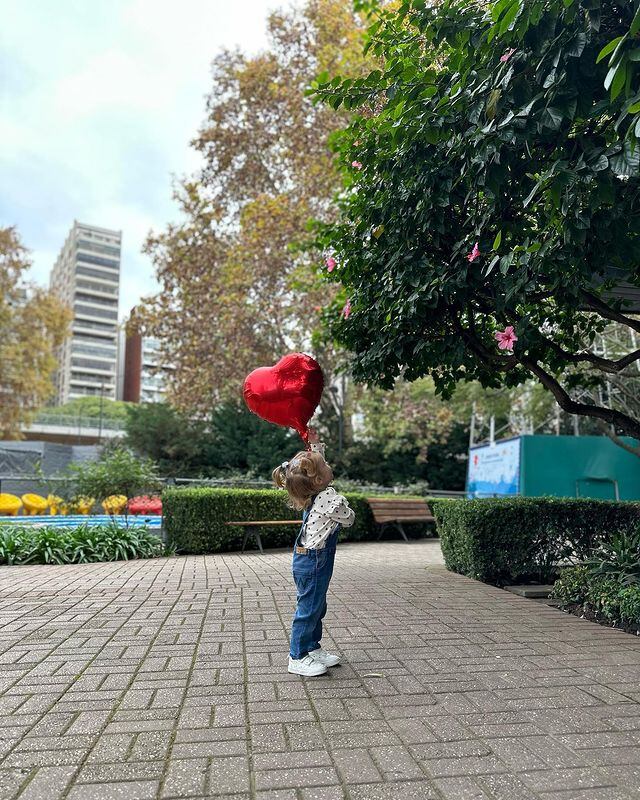 La pequeña causó sensación con un tierno look.