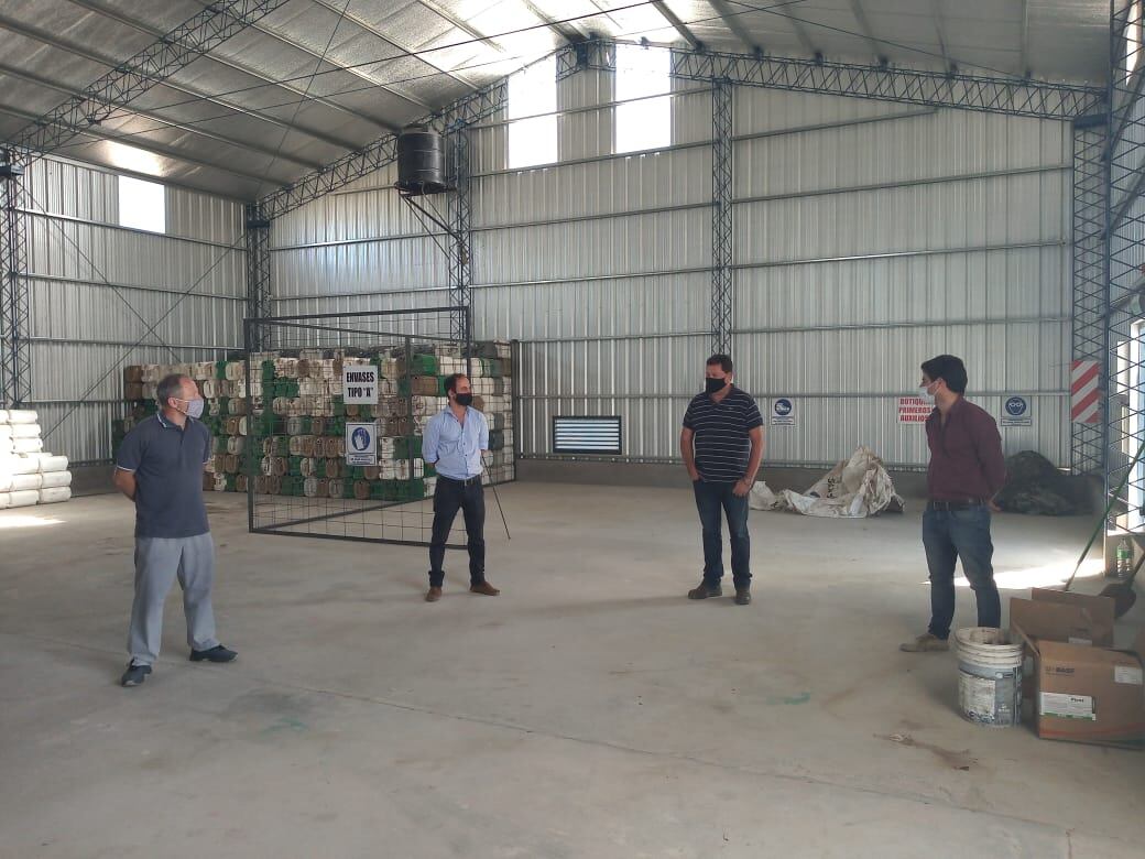 El Subsecretario de Desarrollo Agrario y Calidad Agroalimentaria  de la Provincia de Buenos Aires, Lic. Cristian Amarilla y Edgardo Gundfeld, Director de Innovación Productiva, visitaron el Centro de Acopio Transitorio.