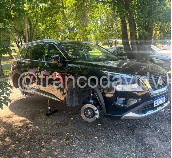 Le robaron las rudas al automóvil de Silvio el Chino Romero, durante el entrenamiento de Instituto.