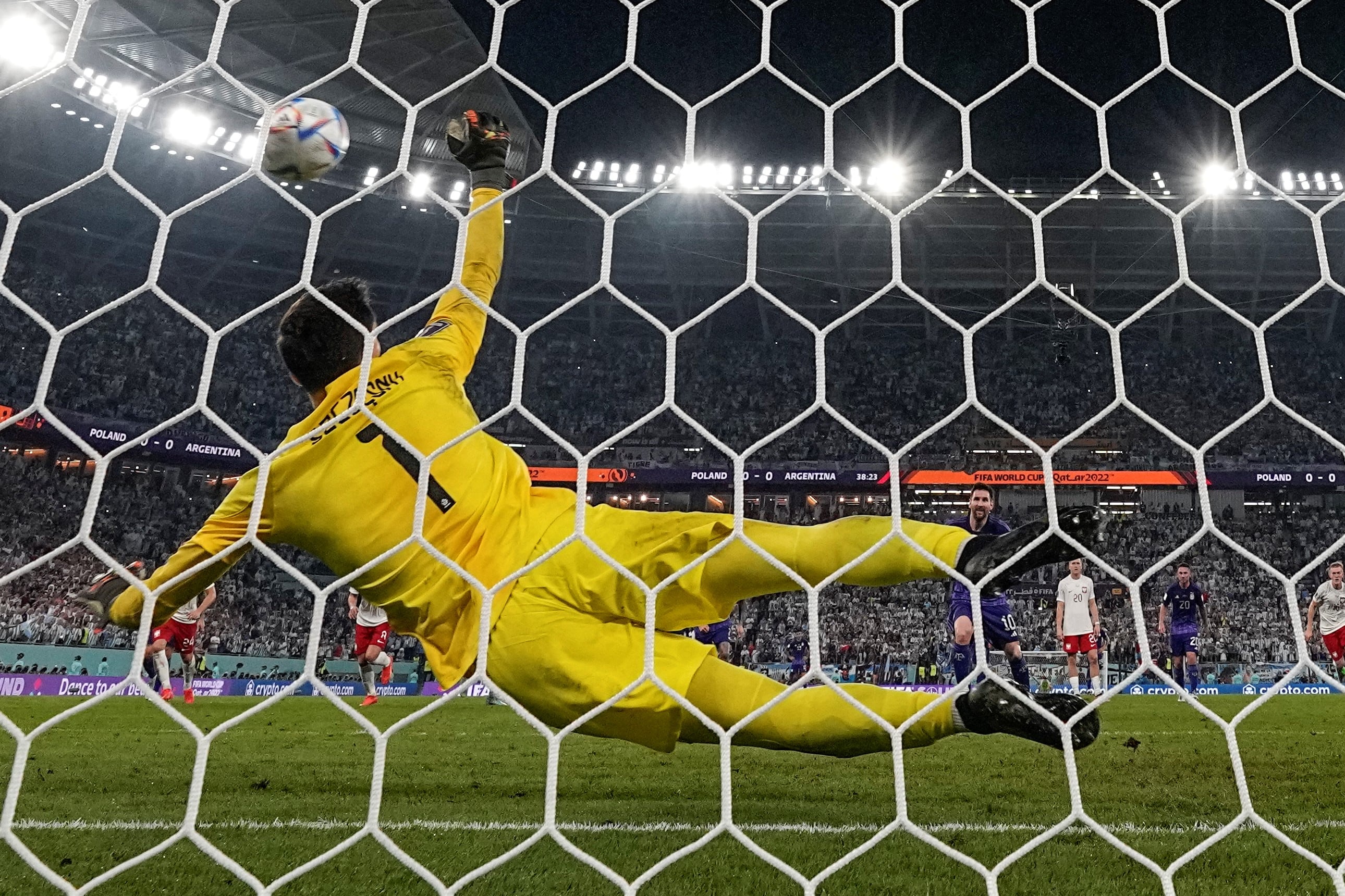 El arquero de Polonia Szczesny le contuvo un penal a Lionel Messi en el primer tiempo del partido que cierra la fase de grupos del Mundial de Qatar. (AP)