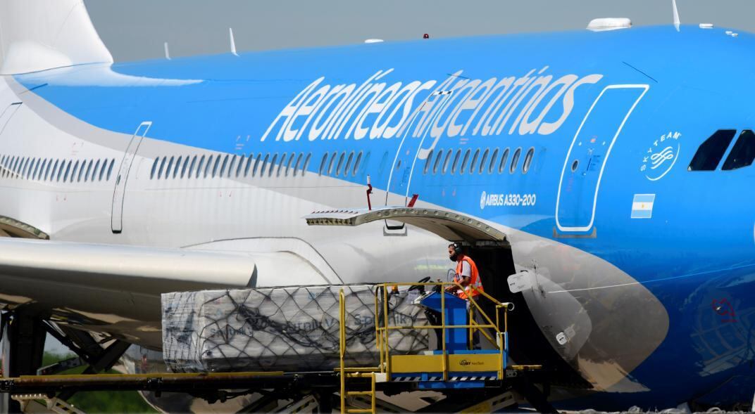 Parte un nuevo vuelo de Aerolíneas para traer vacunas de Moscú.