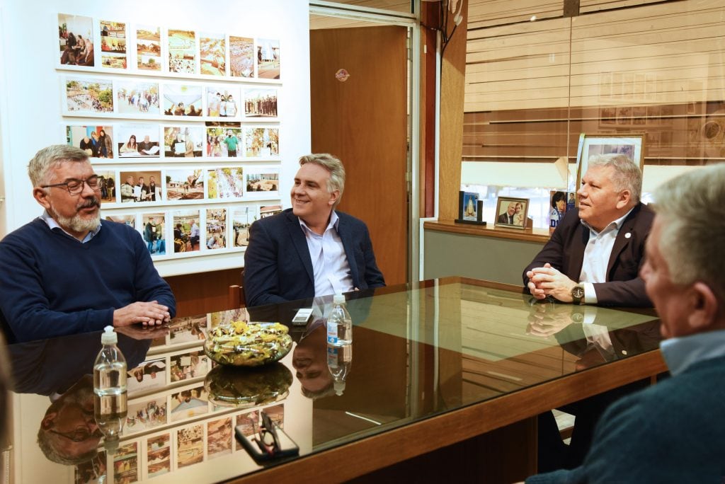 Martín Llaryora junto a Gustavo Benedetti en su visita a Arroyito