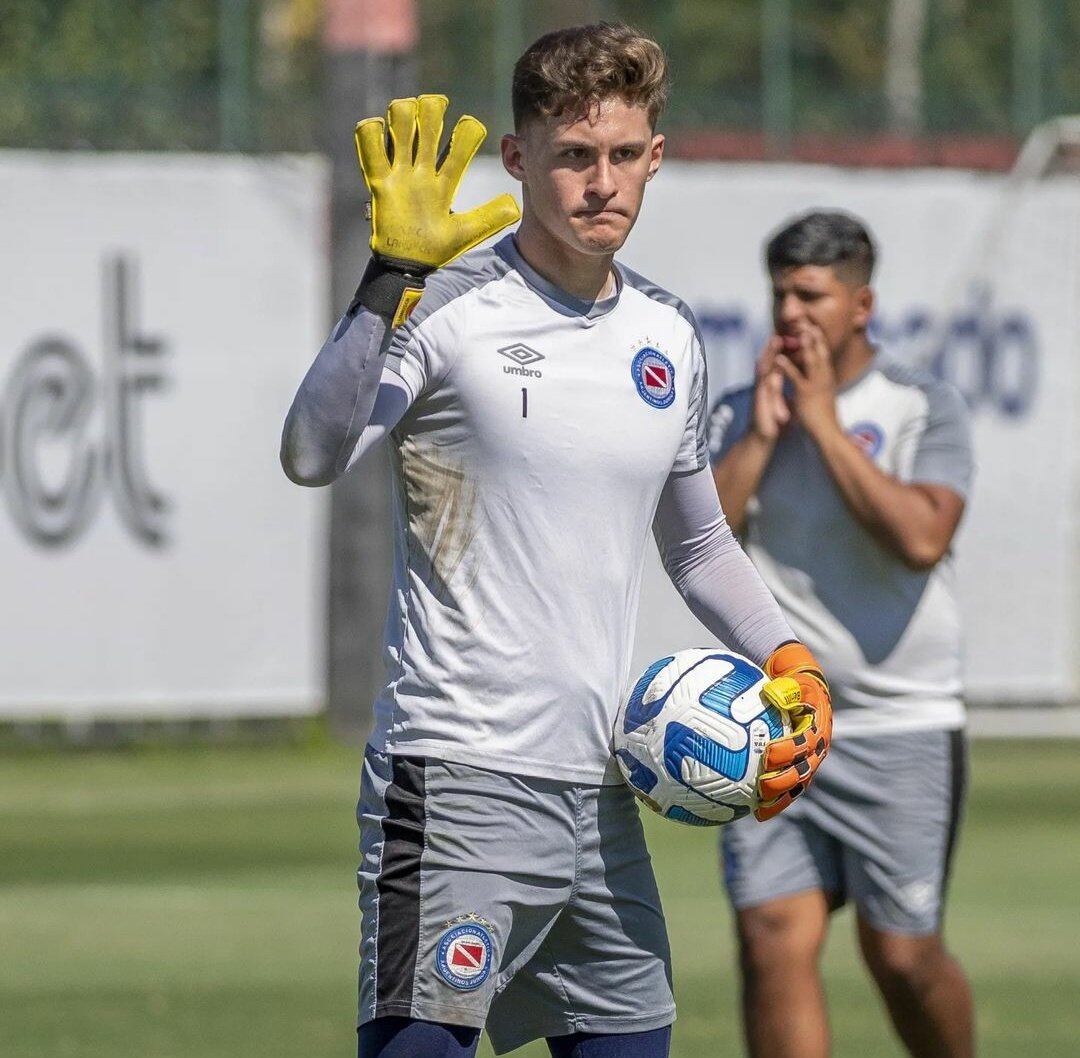 Miguel Acosta, el arquero juvenil que debió debutar ante Fluminense