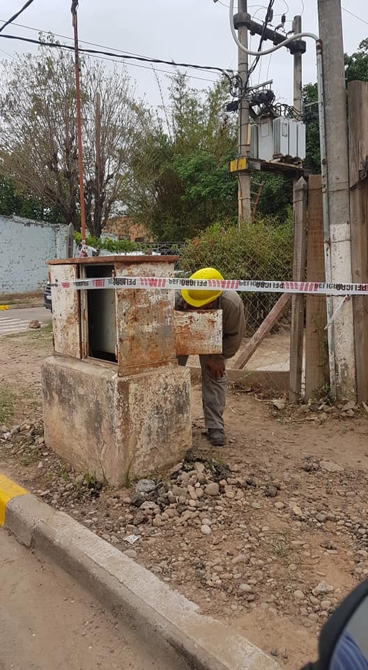 Hizo pis en una caja de luz y dejó sin luz a los vecinos.