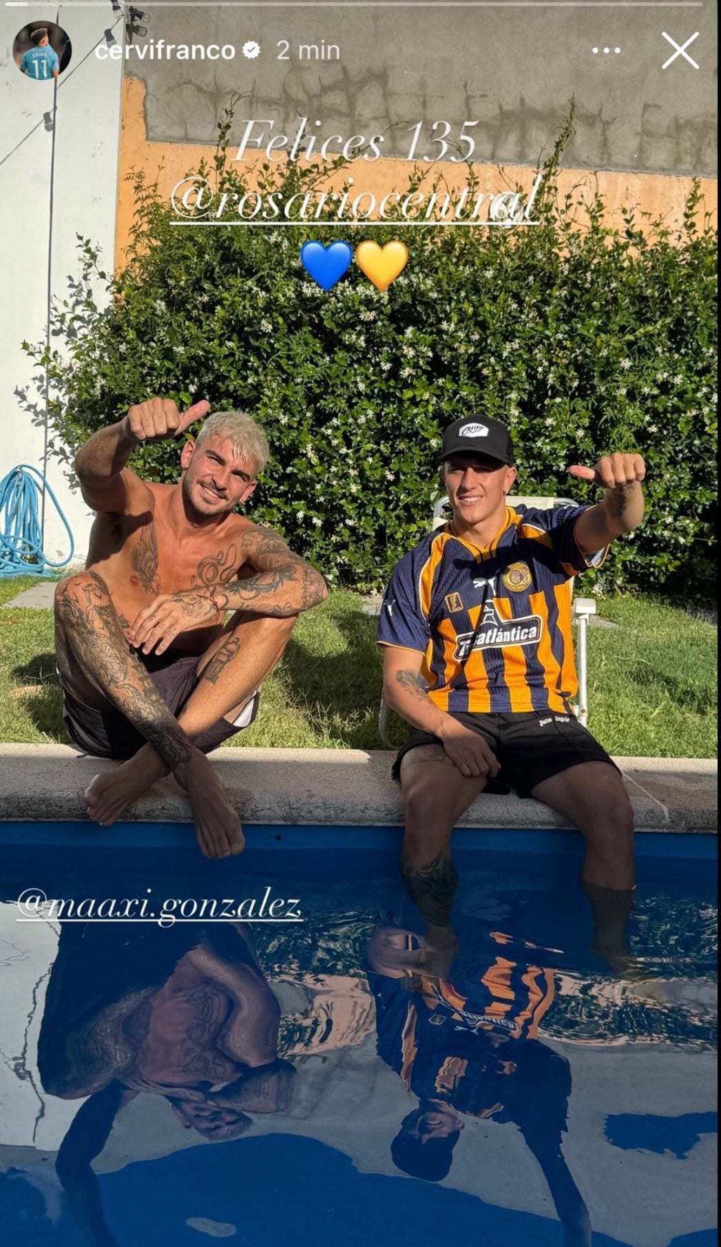 Chuky aprovechó el verano argentino para tirarse a la pileta con amigos.