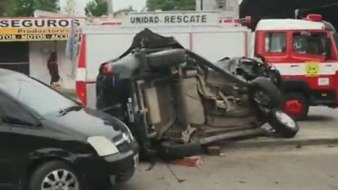 El vehículo que quedó completamente volcado y destrozado sobre la vereda. Twitter @Sinfiltroar