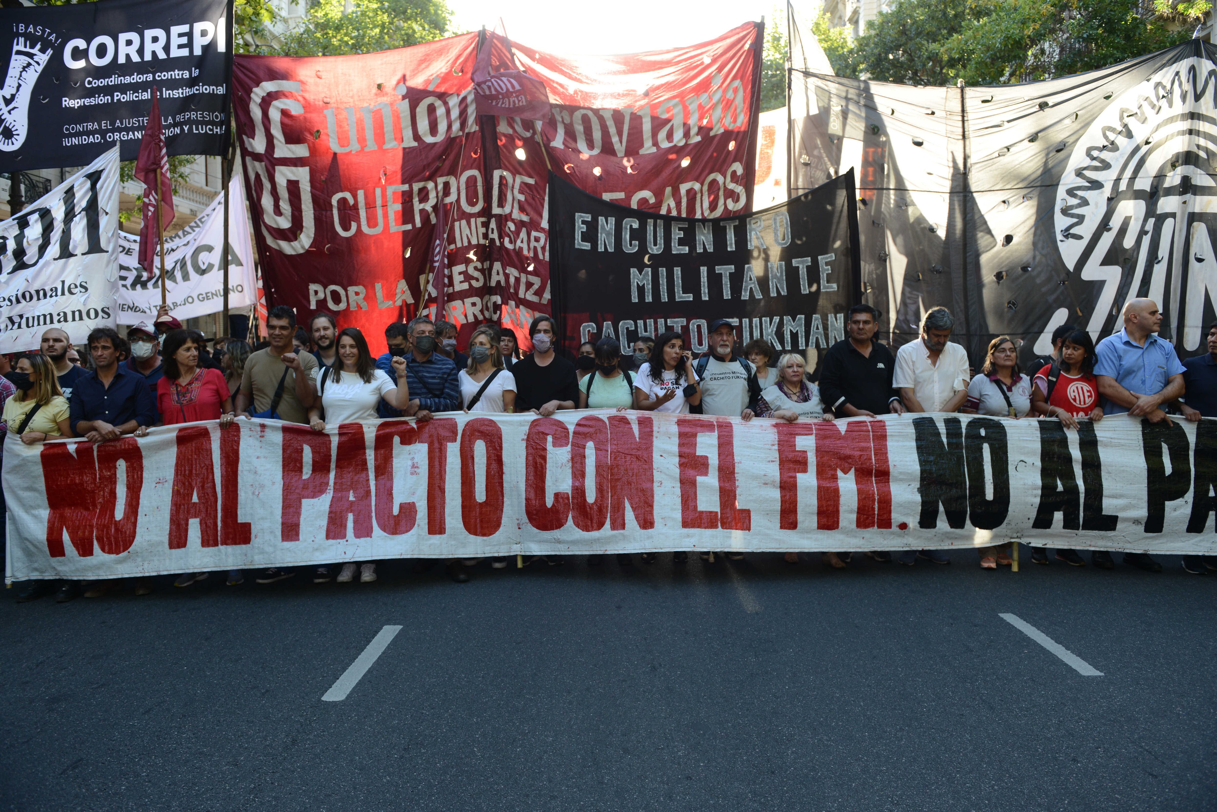 La izquierda junto a organizaciones sindicales, sociales, estudiantiles, de DDHH, del movimiento de mujeres y del movimiento socio ambiental; entre ellas el PTS-FIT Unidad, realizarán una marcha unitaria contra el acuerdo Gobierno-FMI.
Fotos clarin