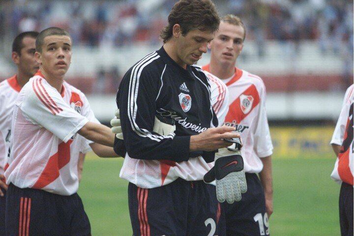 Martín Demichelis cuando jugaba en River. El día que tuvo que ponerse los guantes. 