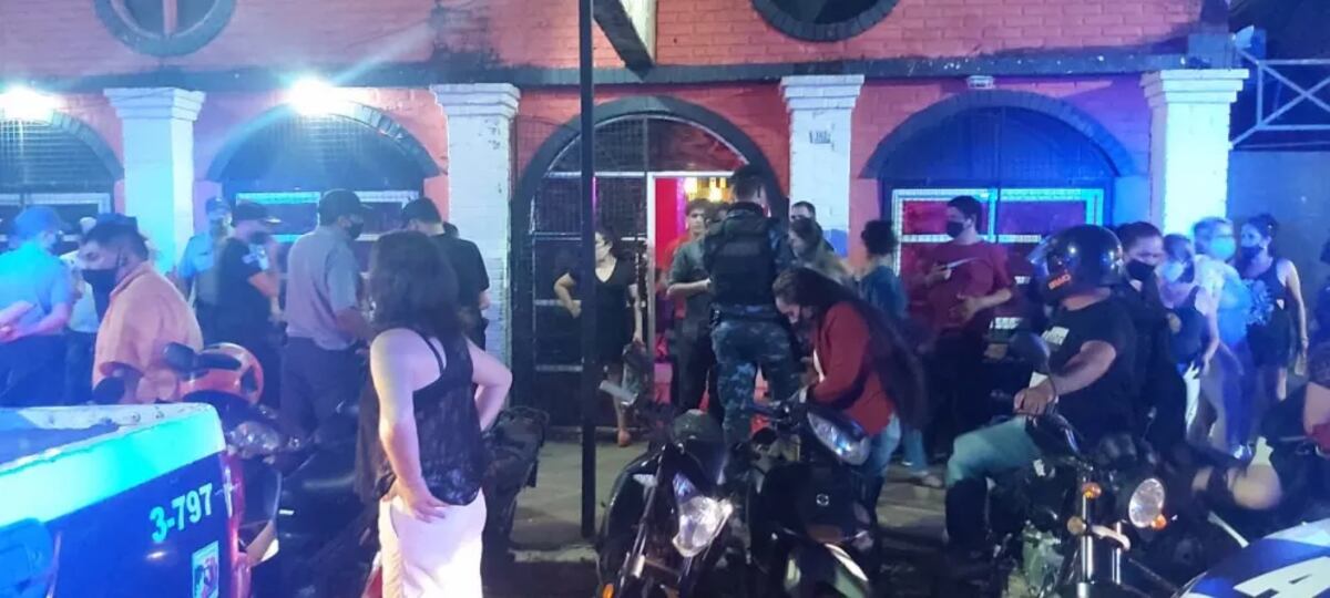 Clausuran un local bailable donde había alrededor de 150 personas