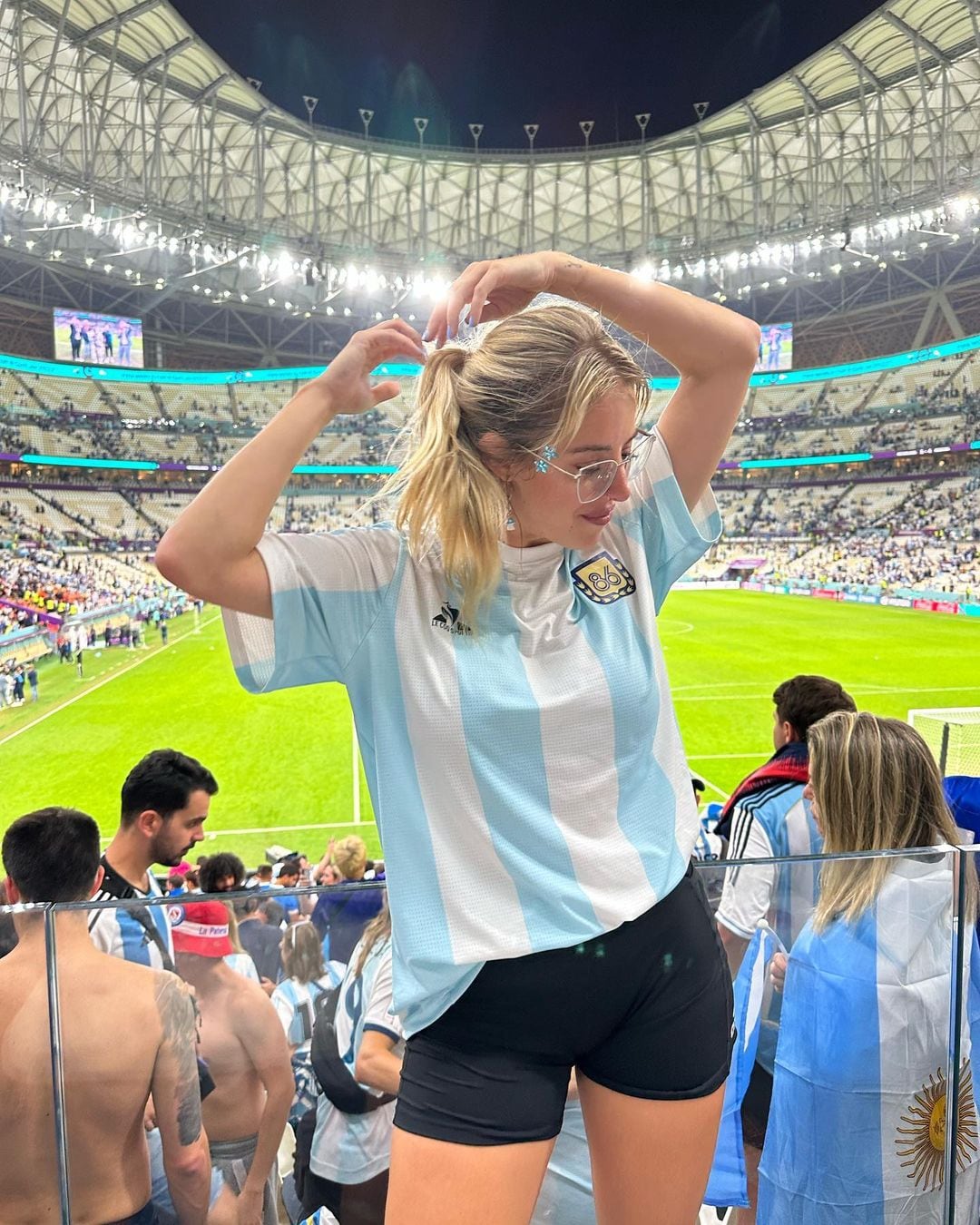 Nati Jota alentó a la Selección Argentina desde la cancha y su look no pasó por desapercibido.