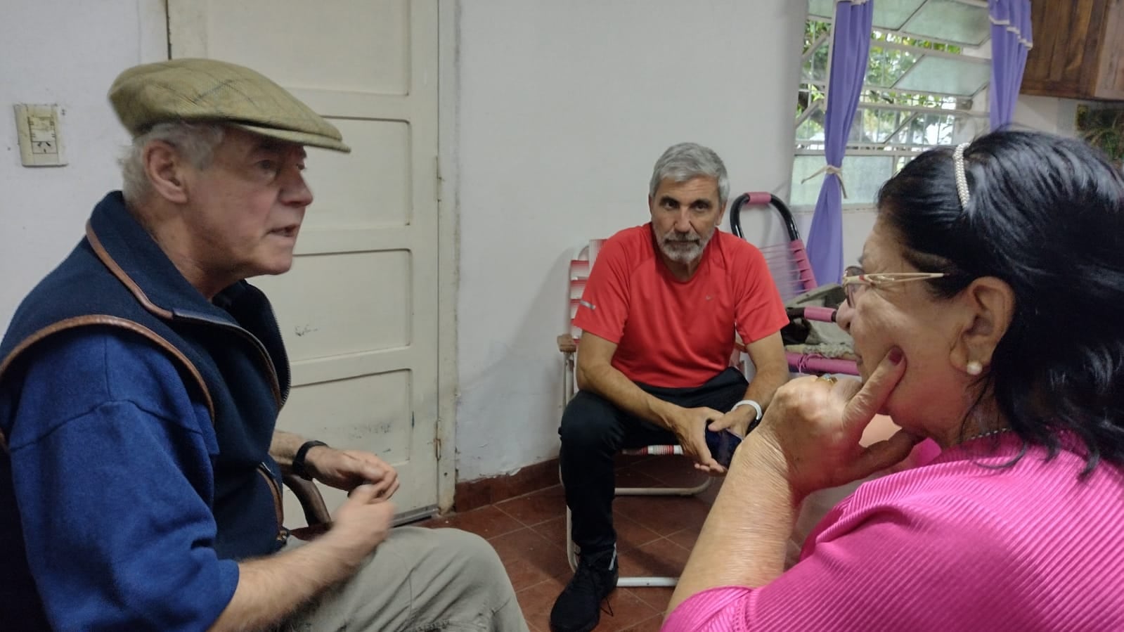 Geoffrey Cardozo, el ex oficial británico, con Elma Pelozo, la madre del correntino caído en Malvinas, Gabino Ruiz Díaz y el excombatiente de Malvinas Julio Aro.