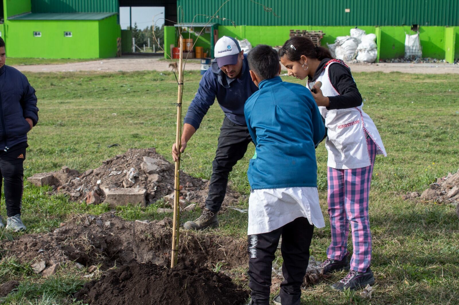 En el Día Mundial del Reciclaje alumnos de escuelas de Tres Arroyos plantaron árboles