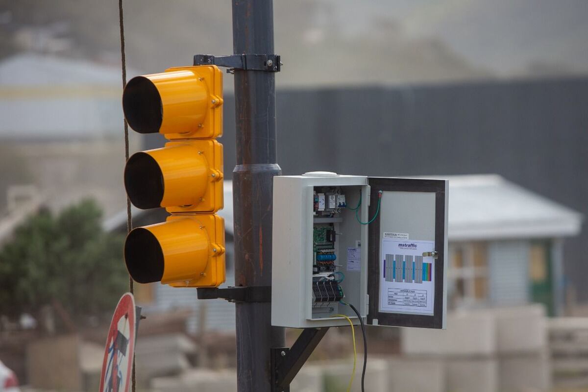 Instalaron semáforos en uno de los accesos a las 640 viviendas
