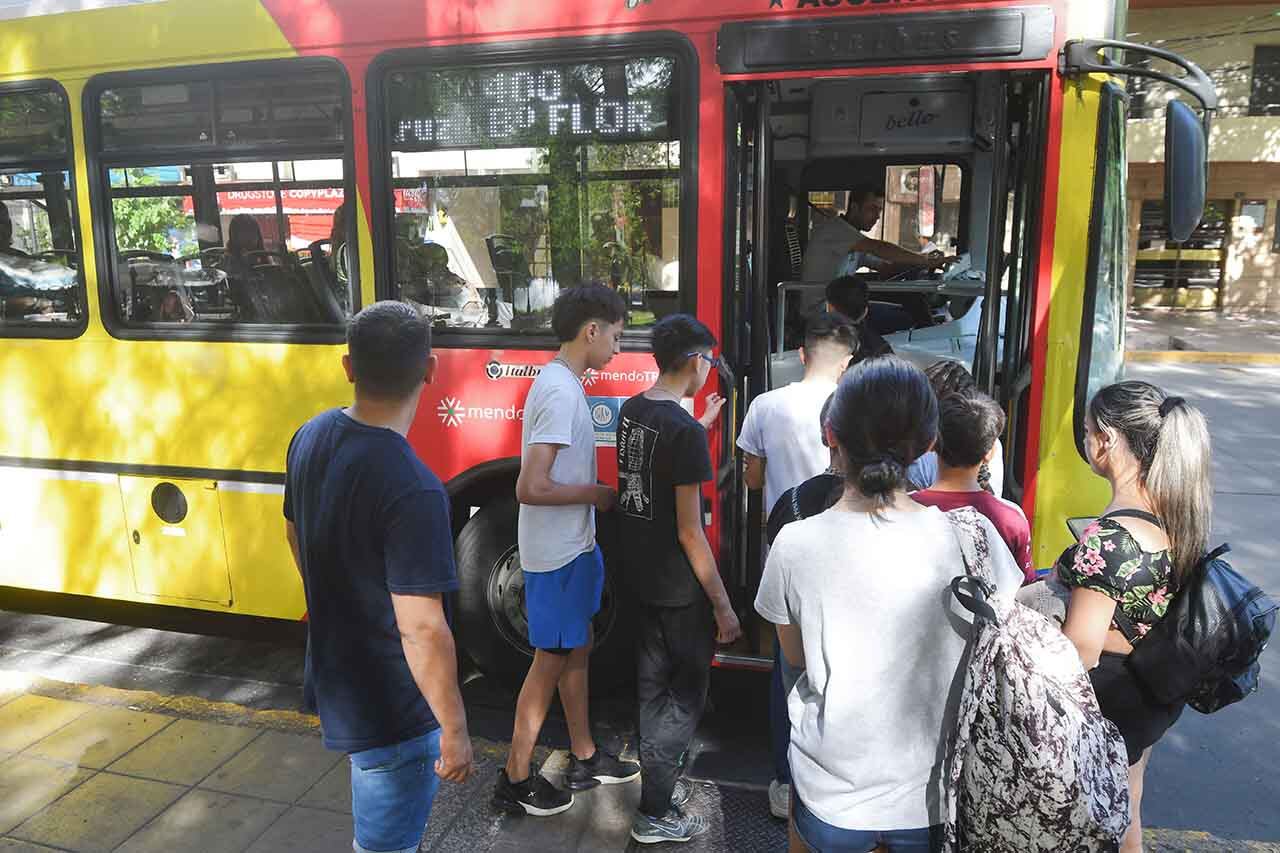 En Mendoza se usa menos el automovil y el transporte público ha marcado un record en la venta de pasajes, esto se debe el costo del combustible, el gasto que genera mover un auto.

Foto: José Gutierrez
