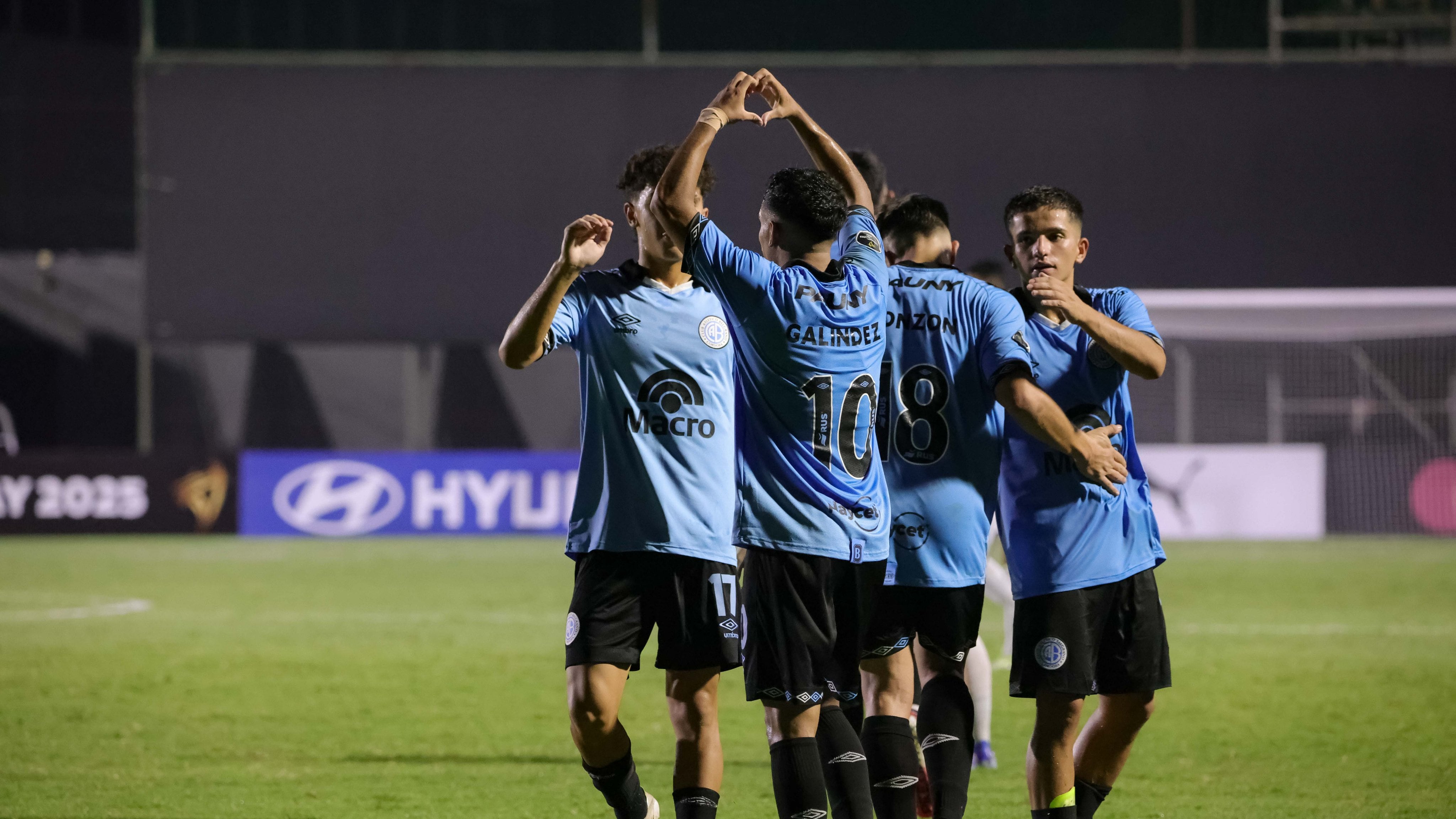 Los chicos de Belgrano festejan el triunfo y el pase a las semifinales de la Libertadores (Prensa Belgrano).