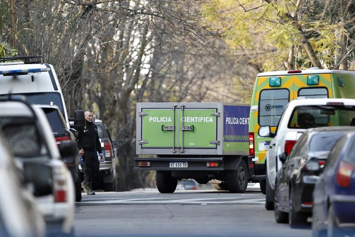 La Policía Científica en Gaspar Campos y Melo, en Vicente López. (Gentileza La Nación/Rodrigo Néspolo)