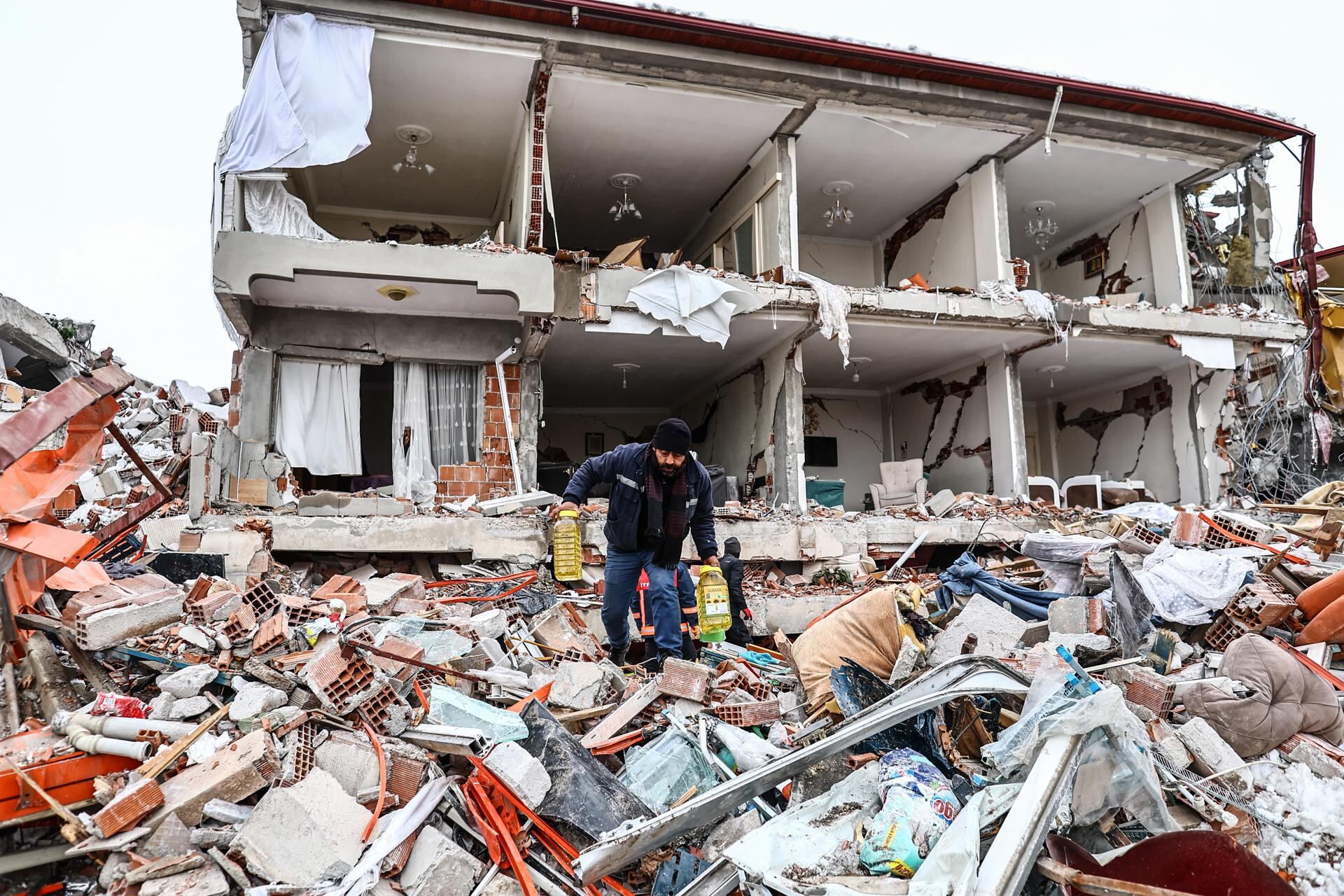 El devastador terremoto ya provocó más de 11.2000 muertes. / Foto: EFE