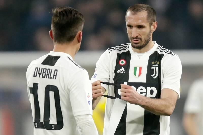 Chiellini en la Juventus junto a Paulo Dybala.