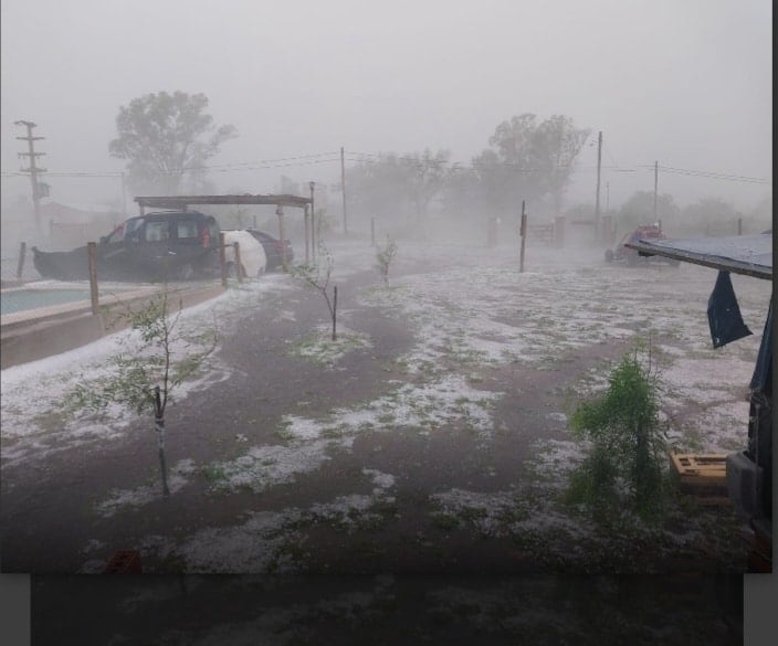 El granizo sorprendió a los vecinos y turistas que se encontraban en Tanti.